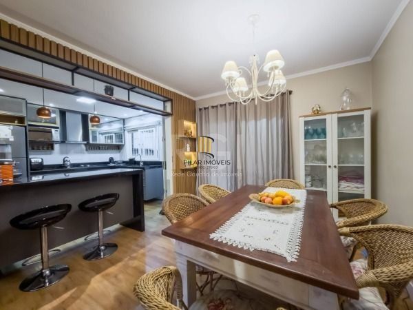 Casa em Porto Alegre, no bairro Vila Conceição, com 3 dormitório(s), e 3 banheiros, à venda.