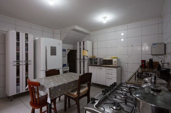 Casa em Porto Alegre, no bairro Medianeira, com 5 dormitório(s), e 5 banheiros, à venda.