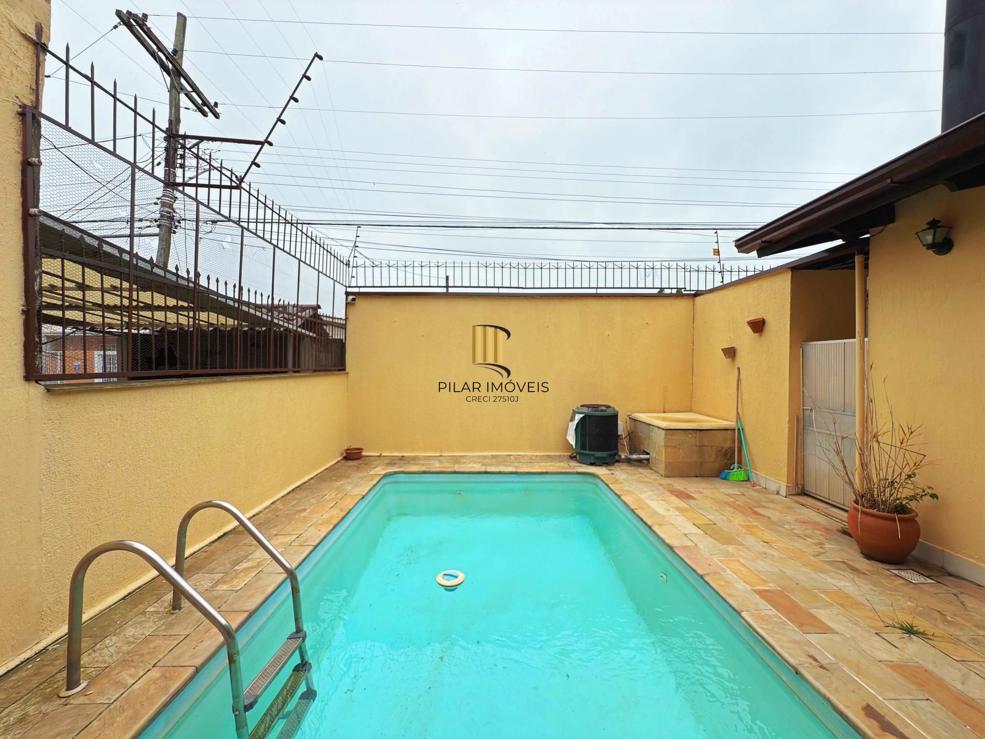 Residência á venda no bairro Guarujá com 2 dormitórios.