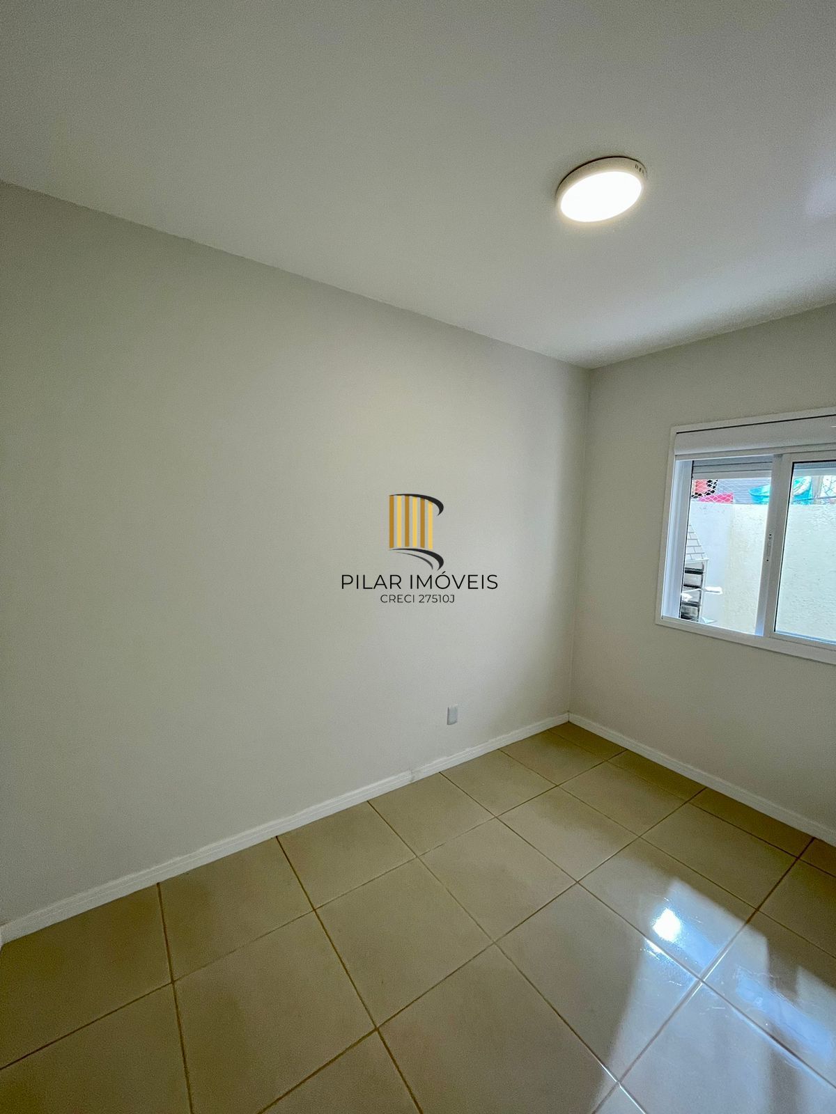 IMPECÁVEL - Casa toda reformada , com 2 dormitórios e 1 vaga