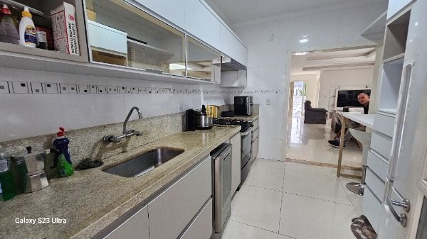 Casa em Porto Alegre, no bairro Hípica, com 3 dormitório(s), e 3 banheiros, à venda.