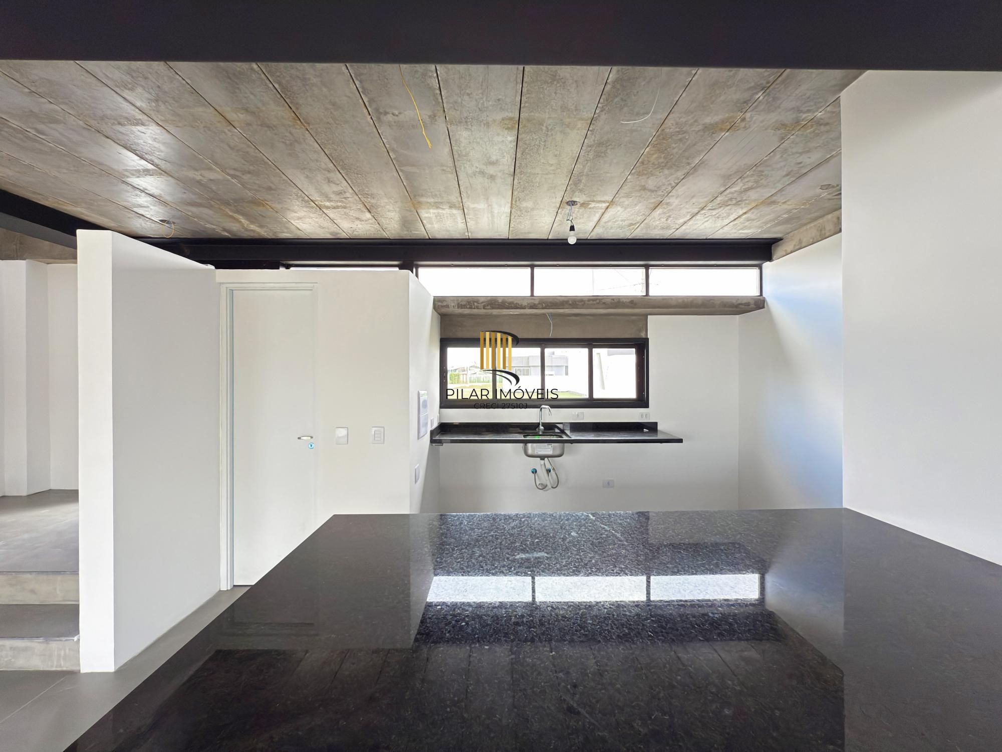 Sobrado em condomínio em Porto Alegre, no bairro Hípica, com 3 dormitórios.