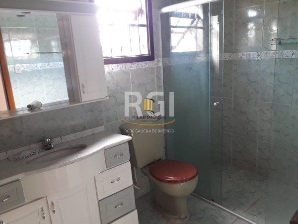 Casa em Porto Alegre, no bairro Espírito Santo, com 2 dormitório(s), e 2 banheiros, à venda.