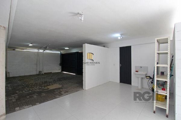 Casa em Porto Alegre, no bairro Guarujá, com 2 dormitório(s), e 2 banheiros, à venda.