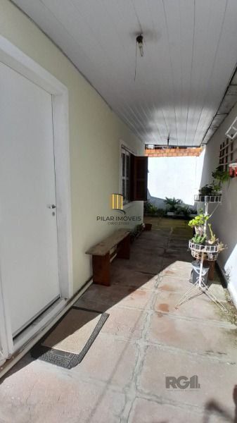 Casa em Porto Alegre, no bairro Restinga, com 2 dormitório(s), e 2 banheiros, à venda.