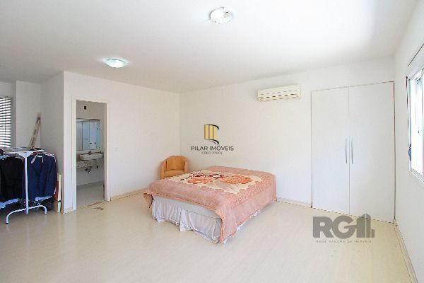Casa em Porto Alegre, no bairro Hípica, com 3 dormitório(s), e 3 banheiros, à venda.