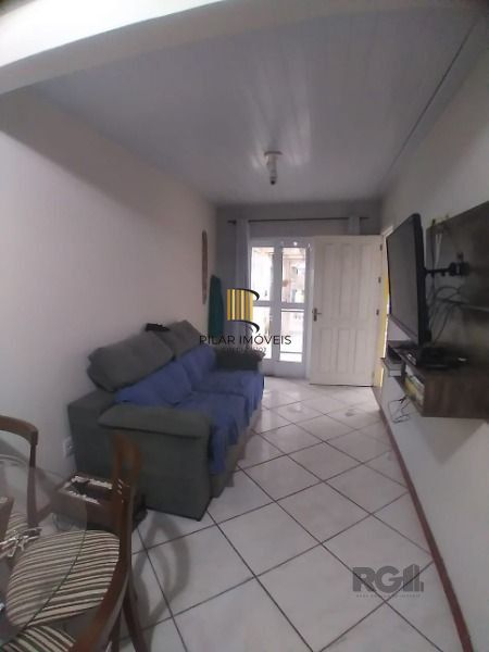 Casa em Porto Alegre, no bairro Hípica, com 2 dormitório(s), e 2 banheiros, à venda.