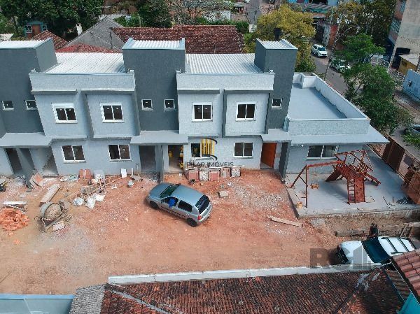 Casa Condominio em Porto Alegre, no bairro Vila Nova, com 2 dormitório(s), e 2 banheiros, à venda.