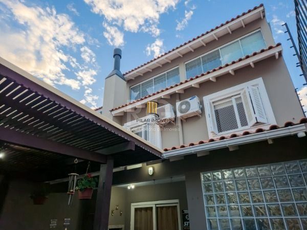 Casa em Porto Alegre, no bairro Vila Conceição, com 3 dormitório(s), e 3 banheiros, à venda.
