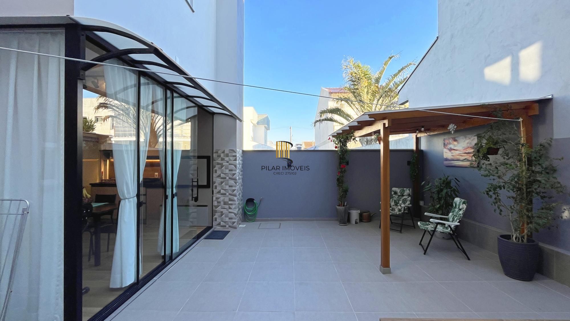 Casa à venda com 174m², 3 dormitórios, 3 suítes, 2 vagas, no bairro Hípica em Porto Alegre