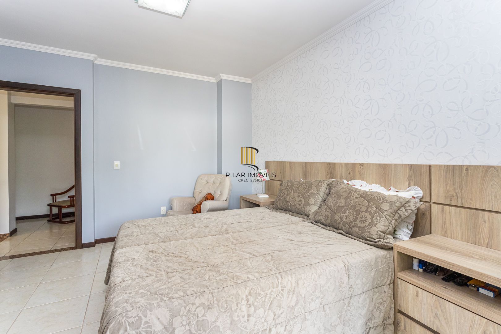 Casa de 272m², 4 dormitórios, 2 suítes e 4 vagas de garagem, no bairro Ipanema, próxima à orla do Guaíba.