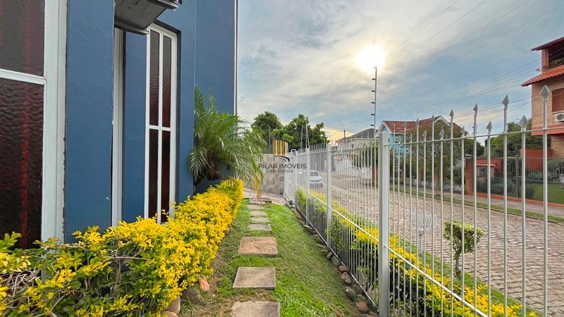 Casa de esquina com 285m², 3 dormitórios, sendo 1 suites, 4 vagas - amplo pátio com piscina,  Residencial Bahamas