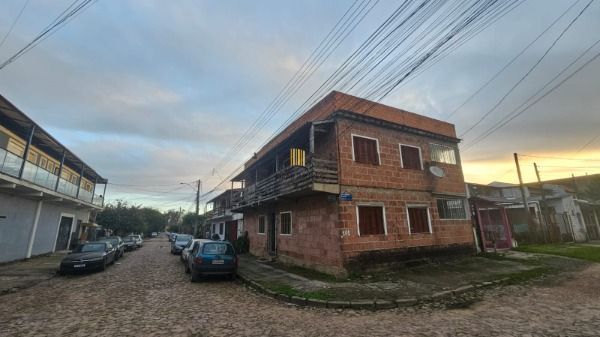 Casa em Porto Alegre, no bairro Hípica, à venda.