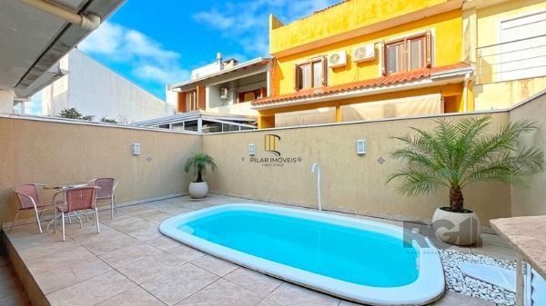 Casa em Porto Alegre, no bairro Hípica, com 3 dormitório(s), e 3 banheiros, à venda.