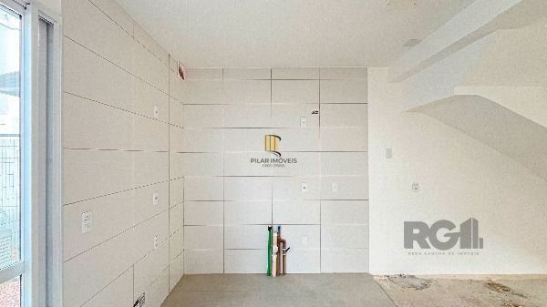 Casa em Porto Alegre, no bairro Vila Nova, com 2 dormitório(s), e 2 banheiros, à venda.