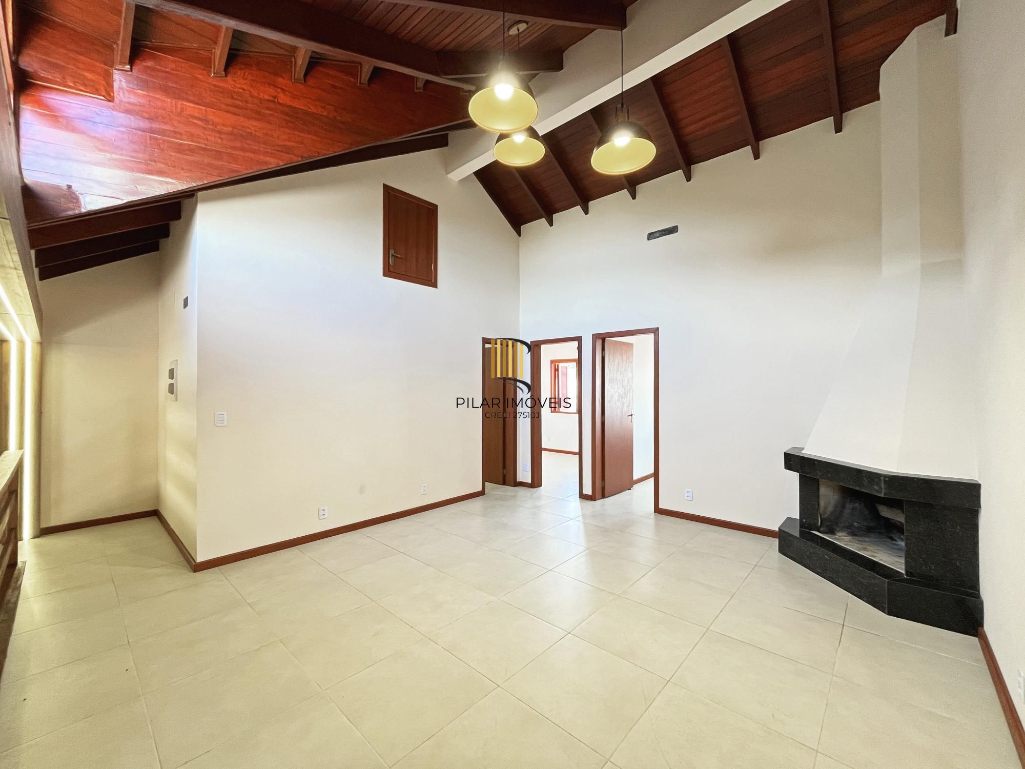 Casa com suíte no térreo em condomínio fechado