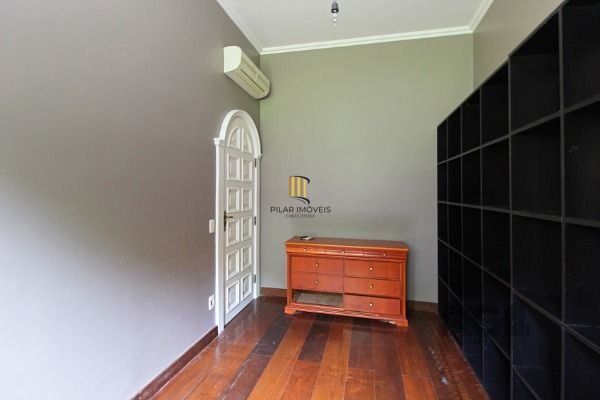 Casa em Porto Alegre, no bairro Pedra Redonda, com 7 dormitório(s), e 7 banheiros, à venda.