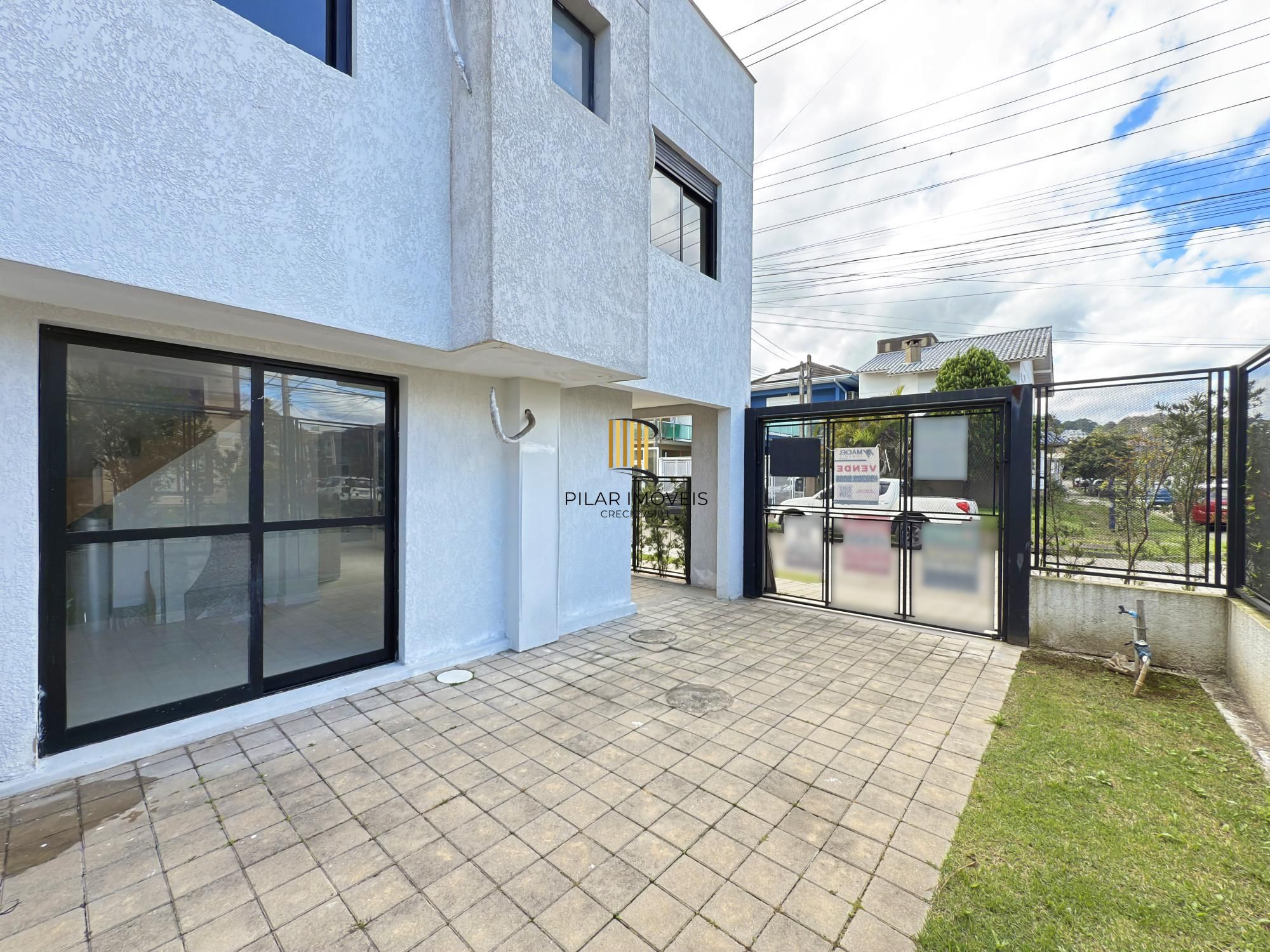 Casa em Porto Alegre, no bairro Hípica, com 4 dormitório(s), à venda.