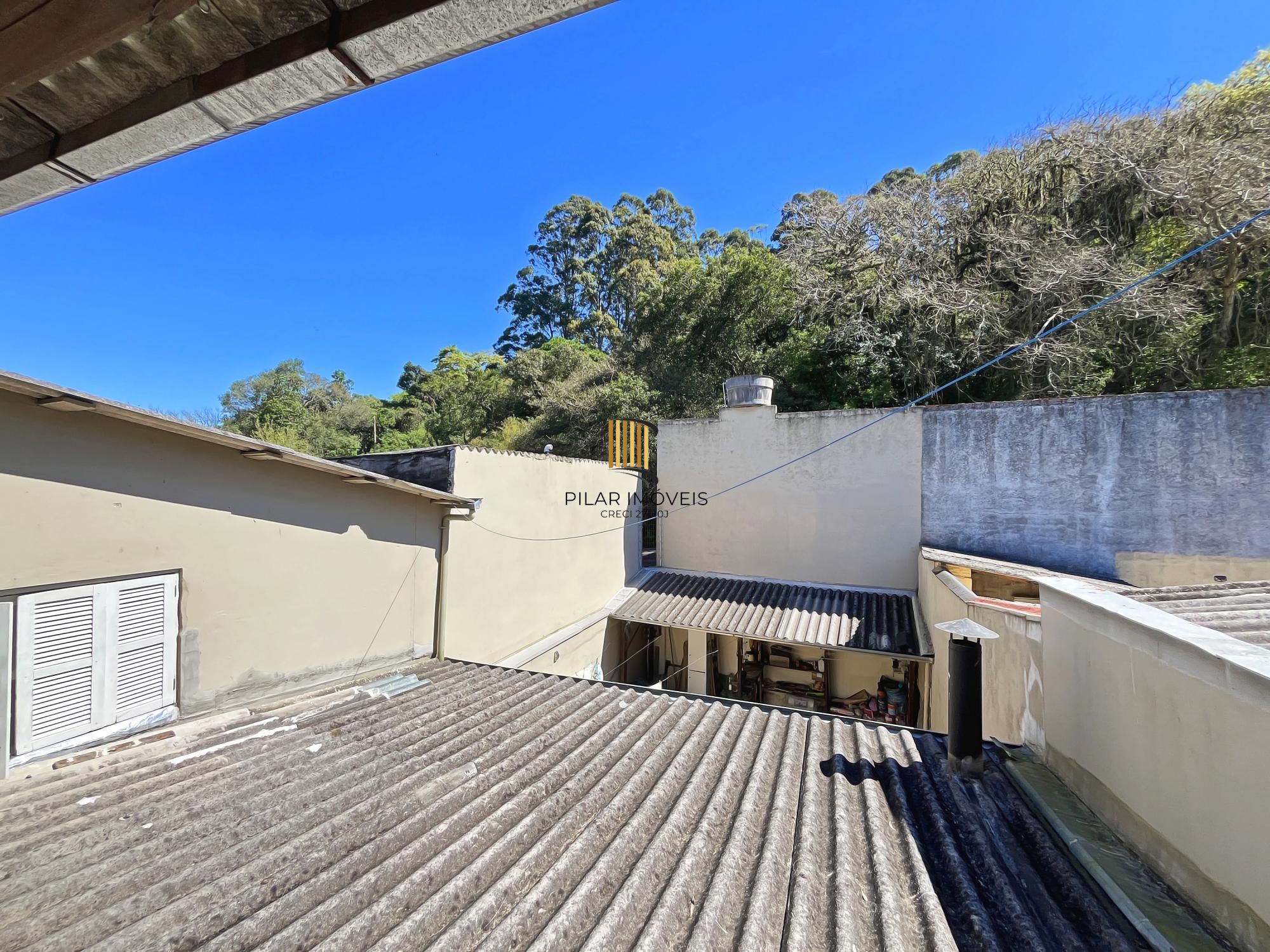 Ótima casa 2 dormitórios, 2 vagas, em rua calma no bairro.