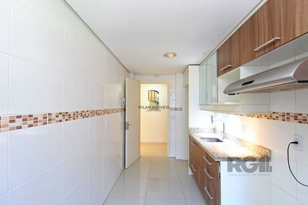 Apartamento 83m² - 3 dormitórios, 1 suíte, sacada e 1 vaga de garagem no bairro Camaquã