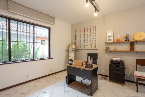 Casa em Porto Alegre, no bairro Medianeira, com 5 dormitório(s), e 5 banheiros, à venda.