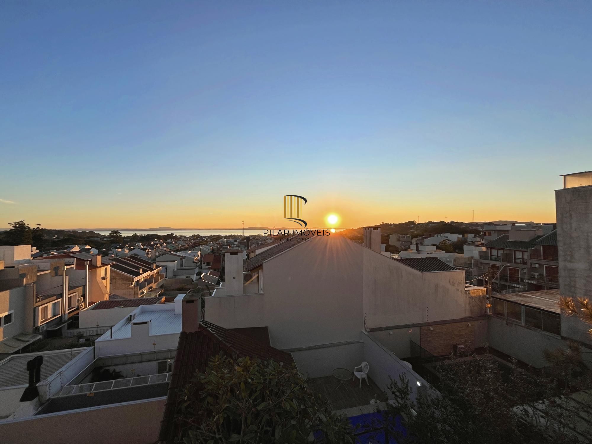 Casa para Venda - 270m², 3 dormitórios, sendo 1 suites, 2 vagas - Guarujá
