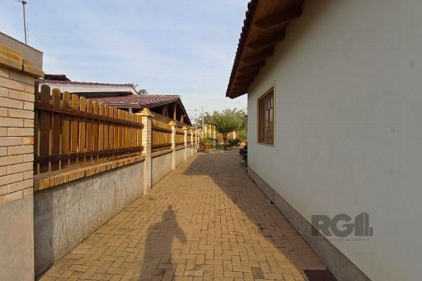 Casa em Porto Alegre, no bairro Belém Novo, com 3 dormitório(s), e 3 banheiros, à venda.