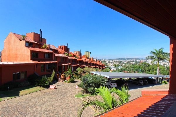 Casa Condominio em Porto Alegre, no bairro Cristal, com 4 dormitório(s), e 4 banheiros, à venda.