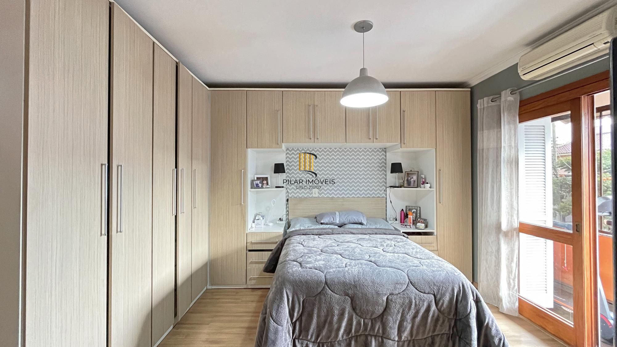 Casa em Porto Alegre, no bairro Hípica, com 3 dormitório(s), e 3 banheiros, à venda.