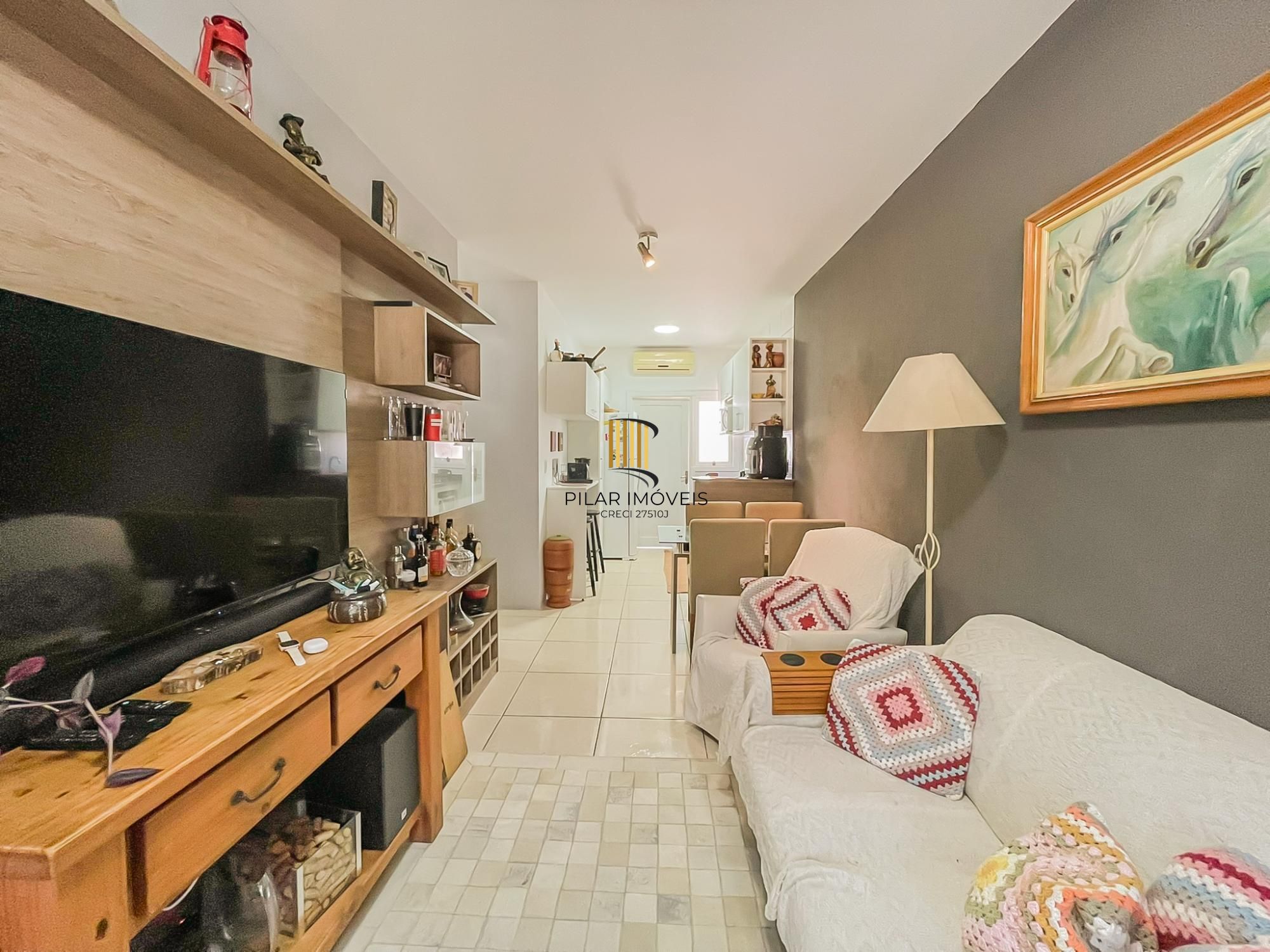 Casa 2 dormitórios em condomínio, semi mobiliada, vaga coberta para 2 carros, lareira e pátio com churrasqueira. Condomínio com infra de lazer completo. Próximo ao comércio e todas as conveniências do bairro.