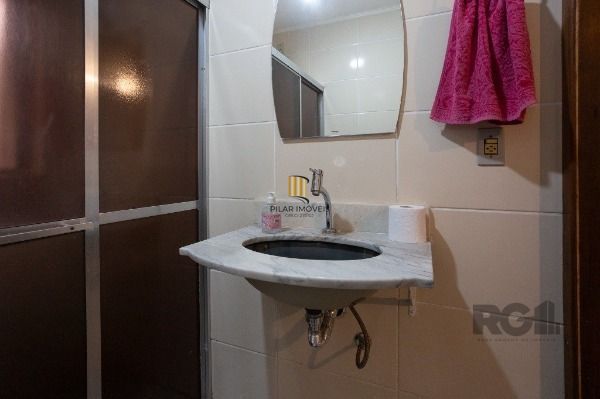 Casa em Porto Alegre, no bairro Medianeira, com 5 dormitório(s), e 5 banheiros, à venda.