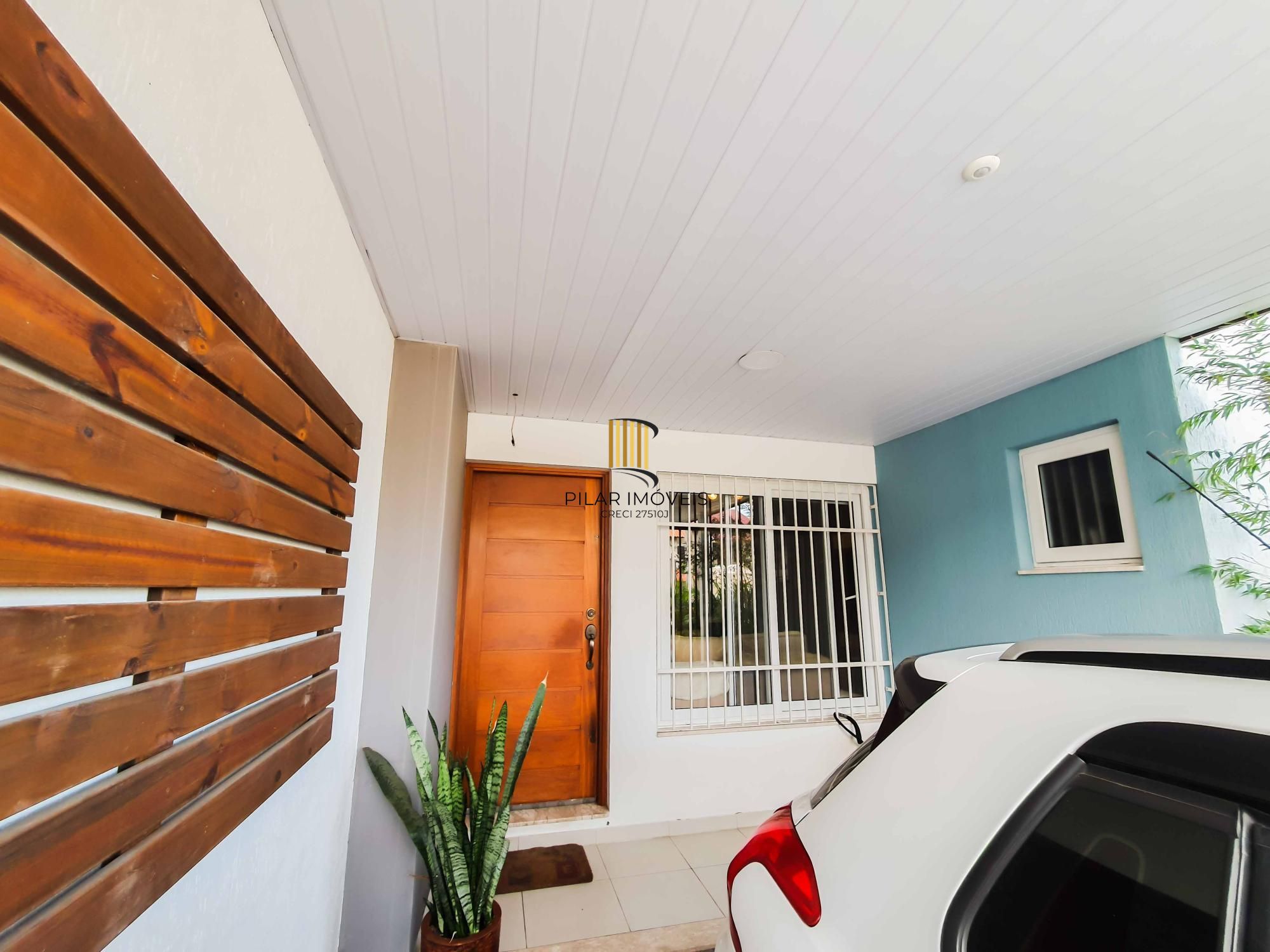 Ótima Casa com 3 dormitórios, semi mobiliada, pátio e vaga para carro.