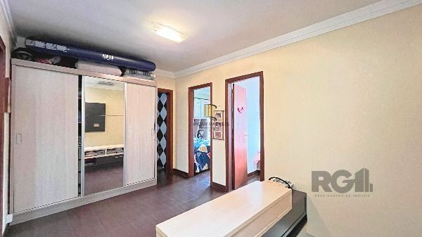 Casa em Porto Alegre, no bairro Hípica, com 3 dormitório(s), e 3 banheiros, à venda.