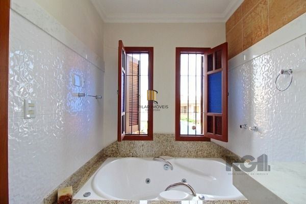 Casa em Porto Alegre, no bairro Hípica, com 3 dormitório(s), e 3 banheiros, à venda.
