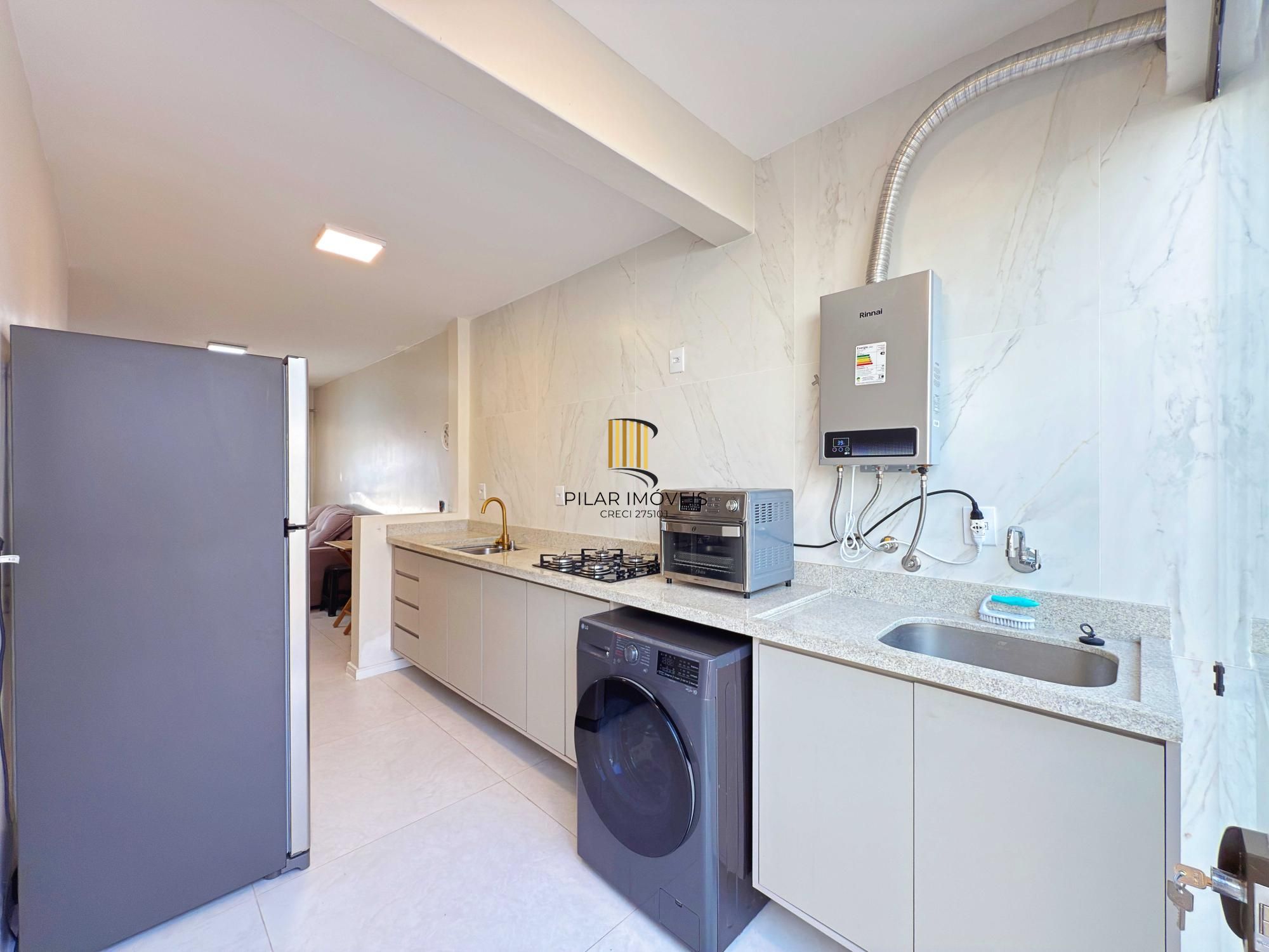 Excelente residência térrea totalmente reformada em condomínio fechado com 2 dormitórios e 2 vagas de garagens