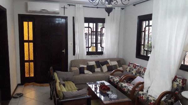 Casa para Venda - 300m², 3 dormitórios, sendo 3 suites, 4 vagas - Espirito Santo