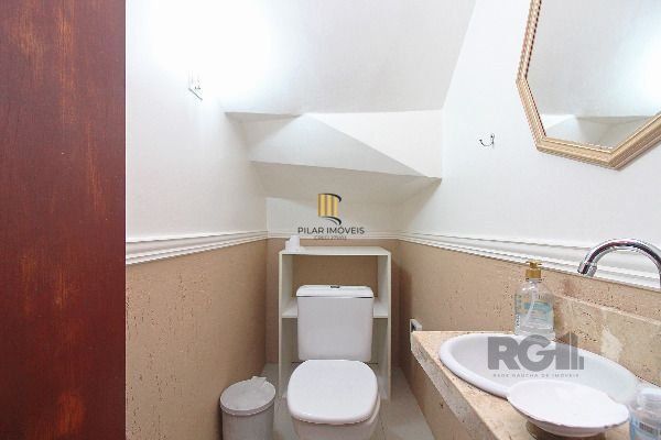 Casa em Porto Alegre, no bairro Hípica, com 3 dormitório(s), e 3 banheiros, à venda.
