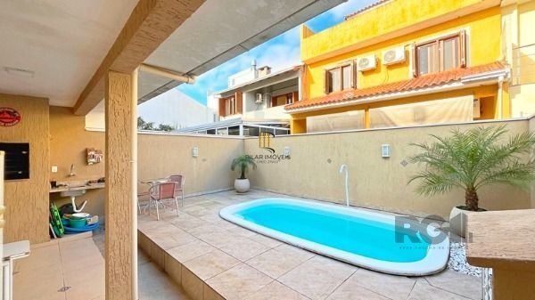 Casa em Porto Alegre, no bairro Hípica, com 3 dormitório(s), e 3 banheiros, à venda.