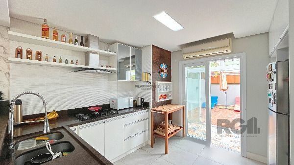 Casa em Porto Alegre, no bairro Hípica, com 3 dormitório(s), e 3 banheiros, à venda.