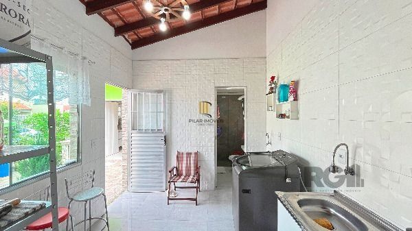 Casa em Porto Alegre, no bairro Hípica, com 2 dormitório(s), e 2 banheiros, à venda.
