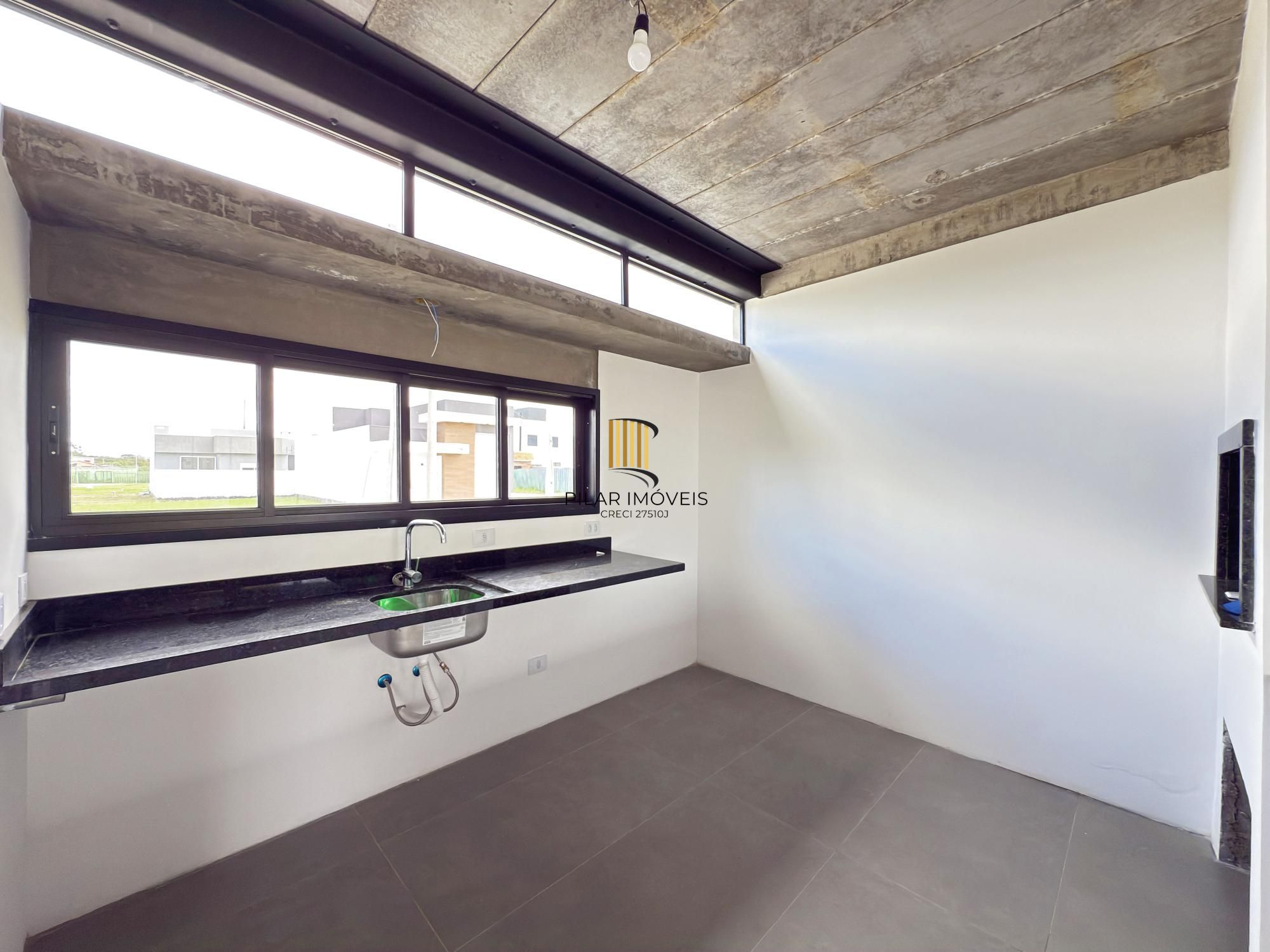 Sobrado em condomínio em Porto Alegre, no bairro Hípica, com 3 dormitórios.