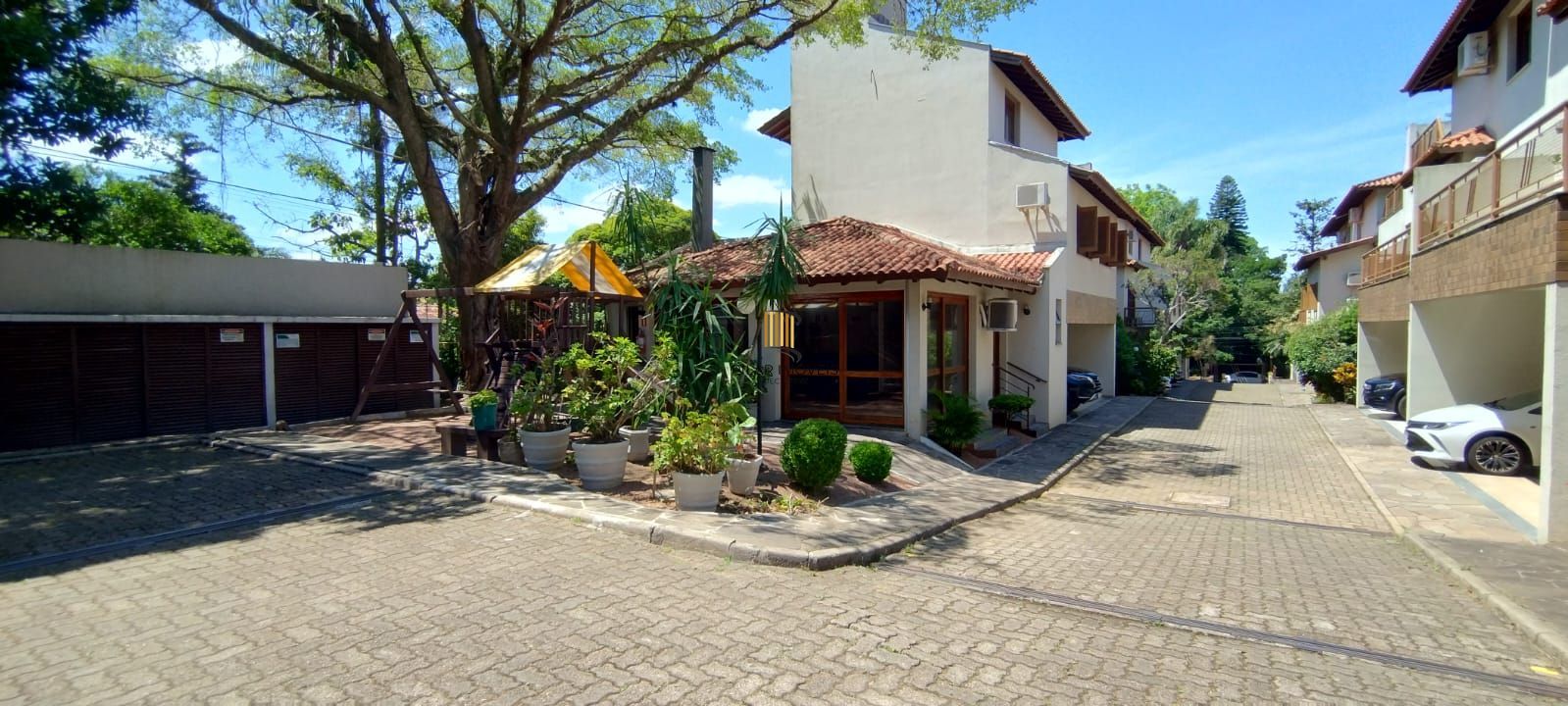 Linda Residência com 3 dormitórios sendo 1 suíte no Jardim Isabel.