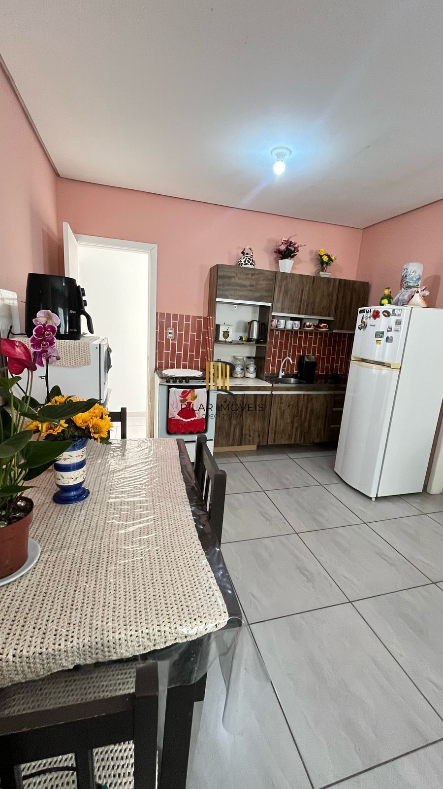 Vendo prédio comercial com 01 loja e 02 apartamentos. Excelente para investimento.