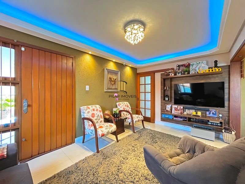 Ótima casa térrea com 4D, piscina e garagem fechada para 2 carros no Jardim Medianeira.