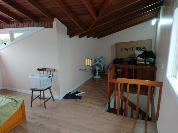 Casa em Porto Alegre, no bairro Espirito Santo, com 4 dormitório(s), e 4 banheiros, à venda.