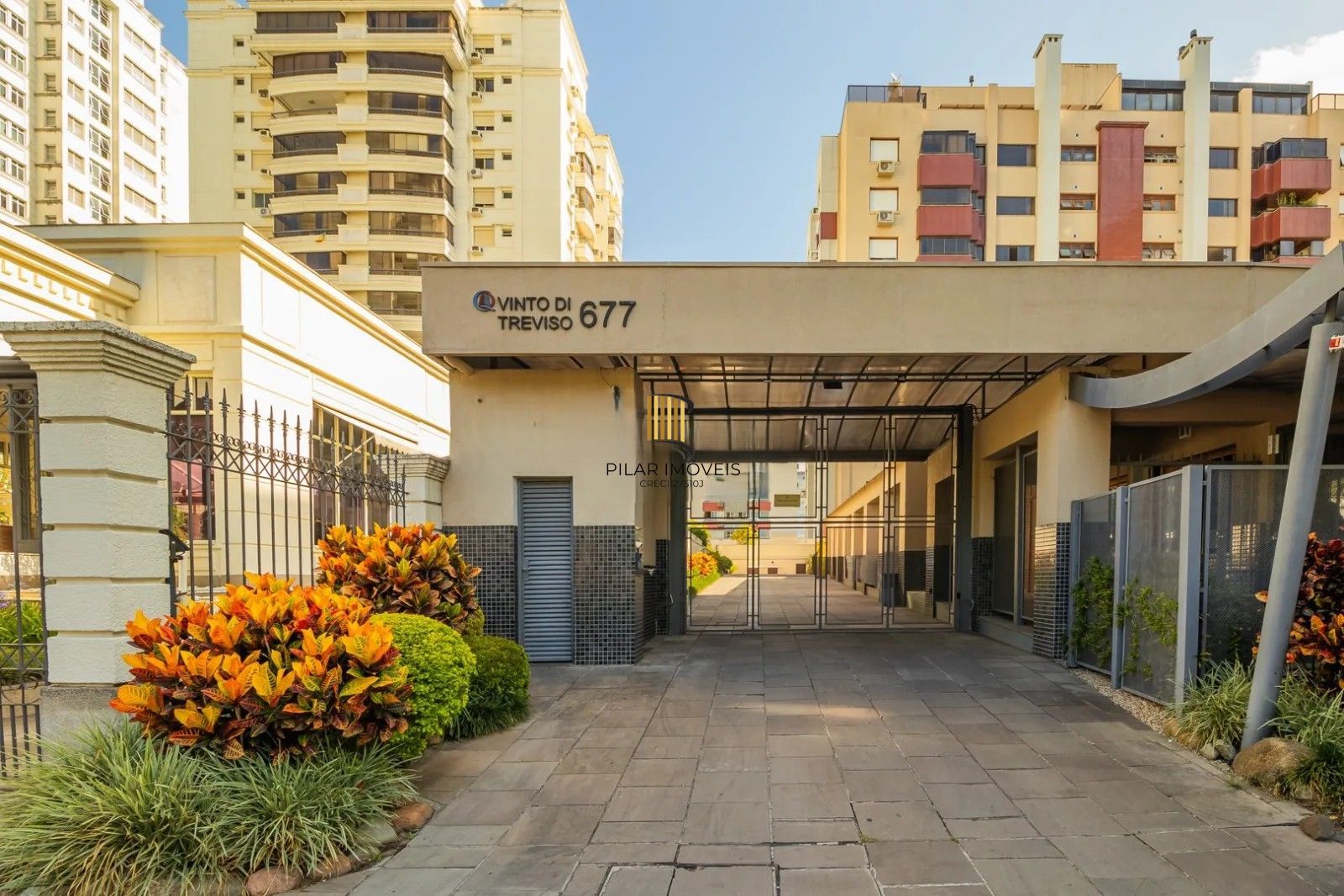 Belíssima cobertura duplex, com 262m2, 3 dormitórios e 2 vagas de garagem.