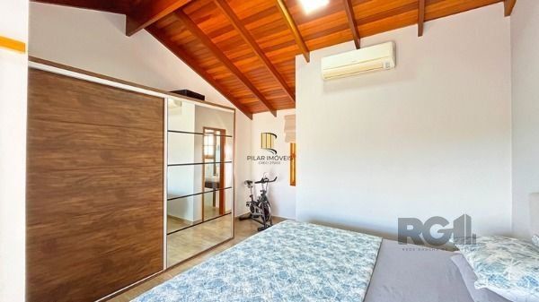 Casa em Porto Alegre, no bairro Guarujá, com 3 dormitório(s), e 3 banheiros, à venda.