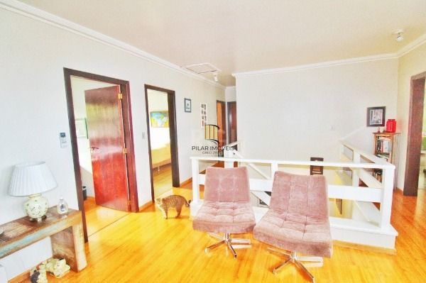 Casa em Porto Alegre, no bairro Jardim Isabel, com 4 dormitório(s), e 4 banheiros, à venda.