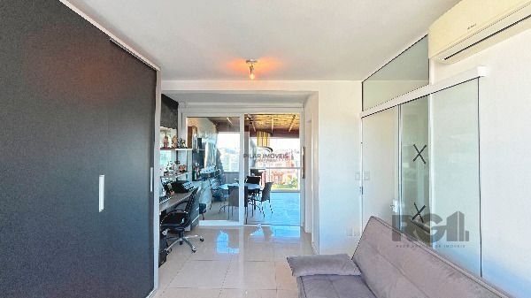 Casa em Porto Alegre, no bairro Hípica, com 3 dormitório(s), e 3 banheiros, à venda.