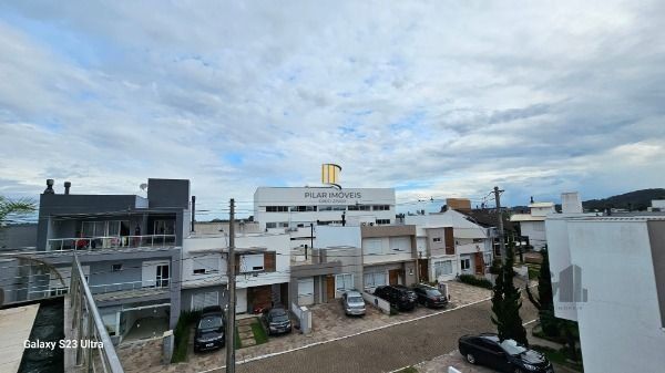 Casa em Porto Alegre, no bairro Hípica, com 3 dormitório(s), e 3 banheiros, à venda.